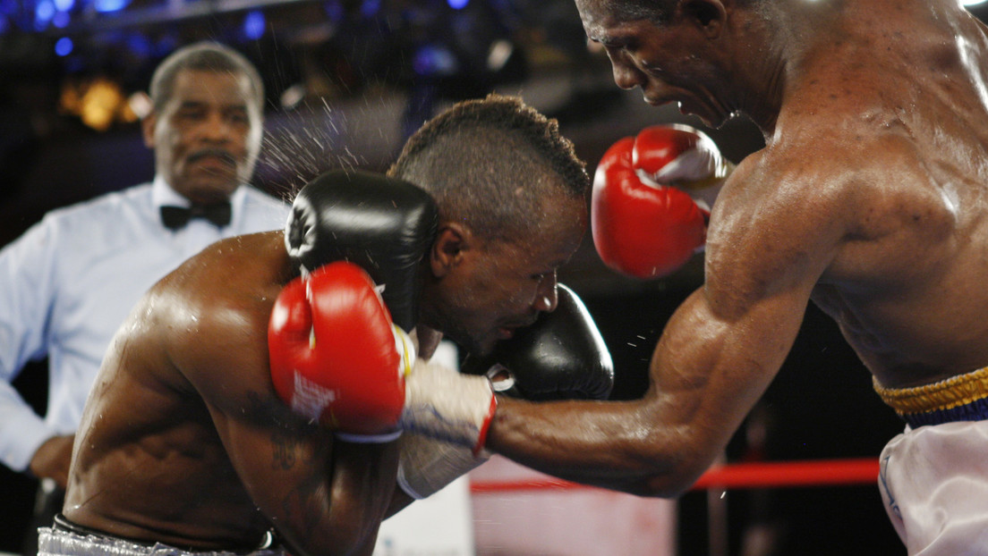 VIDEO: Un boxeador defiende su título ganando con un brutal nocaut que manda a su oponente al hospital