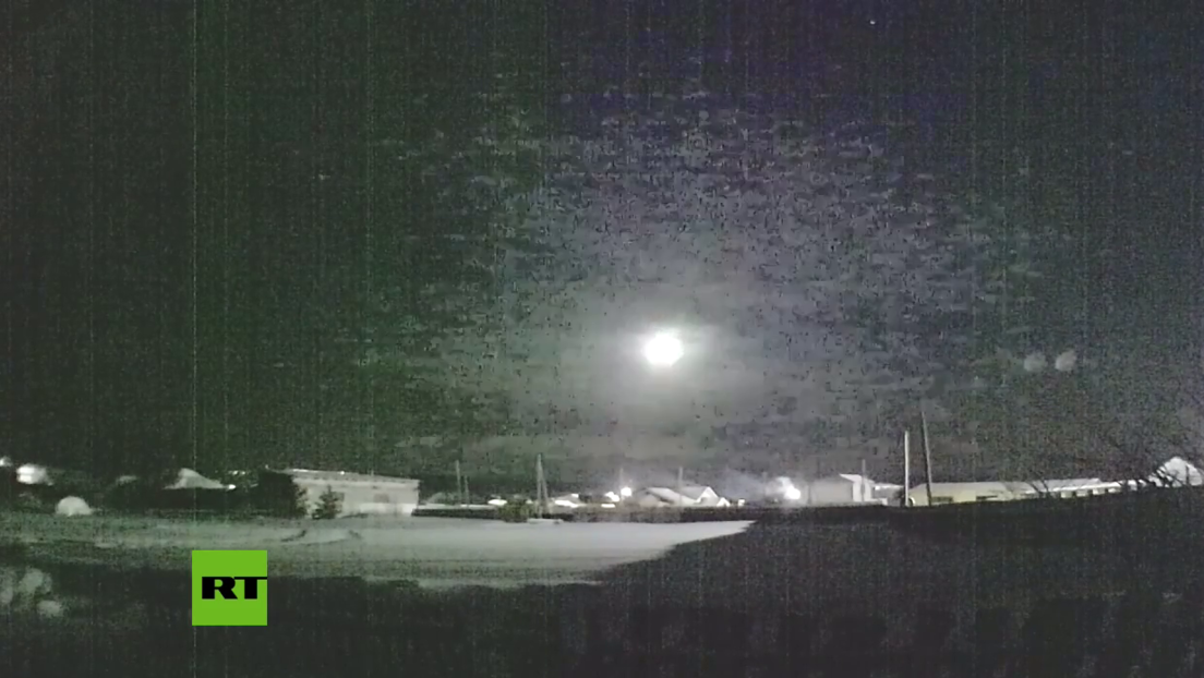 VIDEO: Un meteorito cae en los Urales dejando un gran destello en el cielo