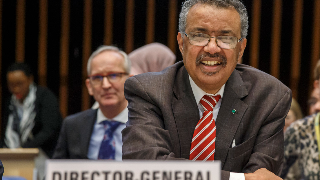 "No se preocupen, no es coronavirus": el presidente de la OMS gasta una broma después de toser (VIDEO)