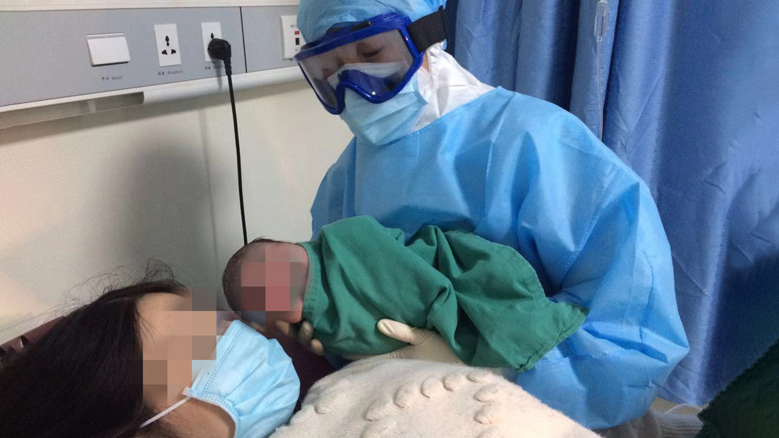 Primer caso de transmisión madre a hijo: diagnostican el coronavirus a un bebé nacido en Wuhan de una mujer infectada