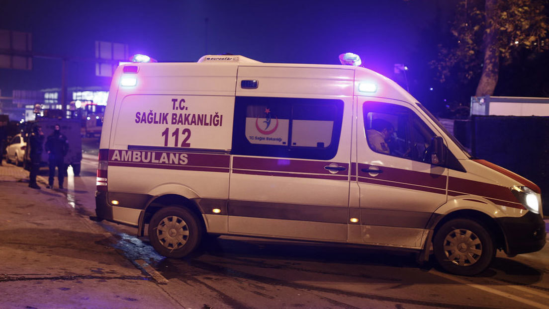 PRIMERAS IMÁGENES: Los pasajeros de un avión partido en dos en Estambul salen de los escombros