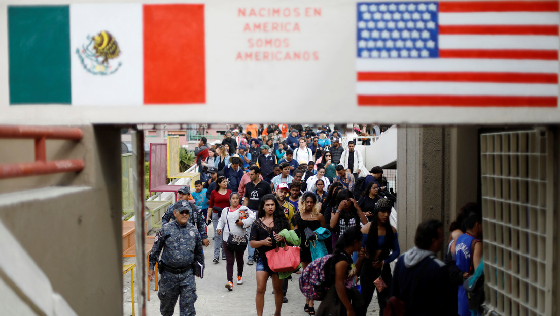 "¿Por qué no te quedaste en México?": Así interrumpen a un padre cuyos hijos sufrieron el racismo en escuelas de EE.UU.