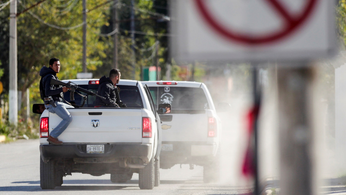 Un video muestra cómo miembros de un cártel desnudan y torturan a dos presuntos ladrones en México