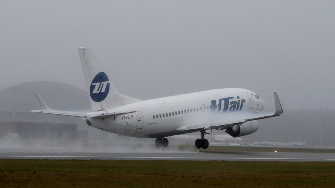 Un avión de pasajeros ruso aterriza 'de panza' por problemas con el tren de aterrizaje (VIDEO, FOTOS)