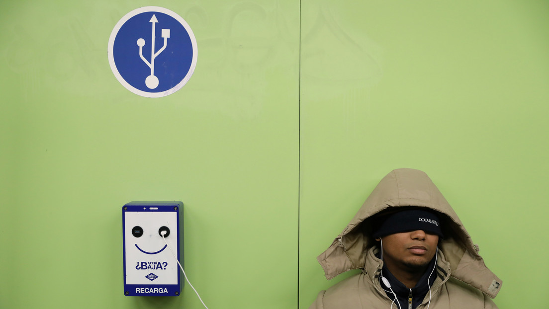 El peligroso 'efecto colateral' de cargar el móvil en autobuses y espacios públicos