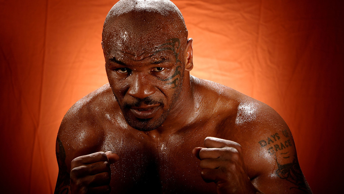 FOTOS: Mike Tyson 'estrangula' a un Tommy Coyle de 10 años en unas fotos de 1999