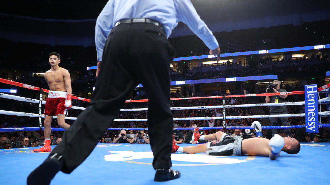VIDEO: Un boxeador invicto de 21 años arrasa con su rival en 80 segundos con un paralizante izquierdazo