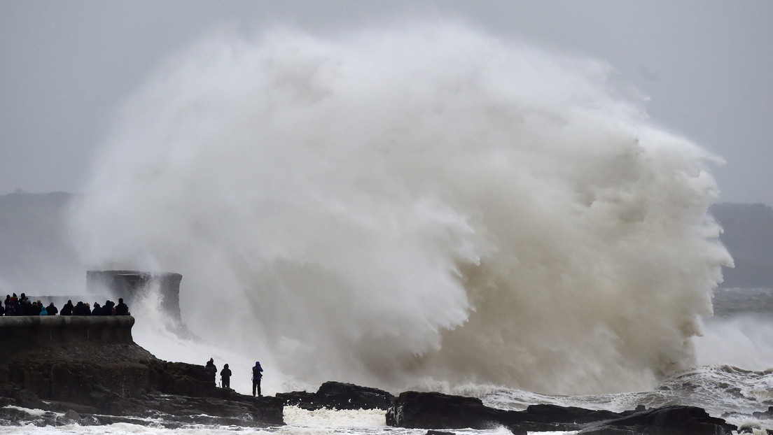 VIDEO: La "devastadora" tormenta Dennis deja sus primeras víctimas y avanza por Europa con fuertes vientos y provocando masivas inundaciones
