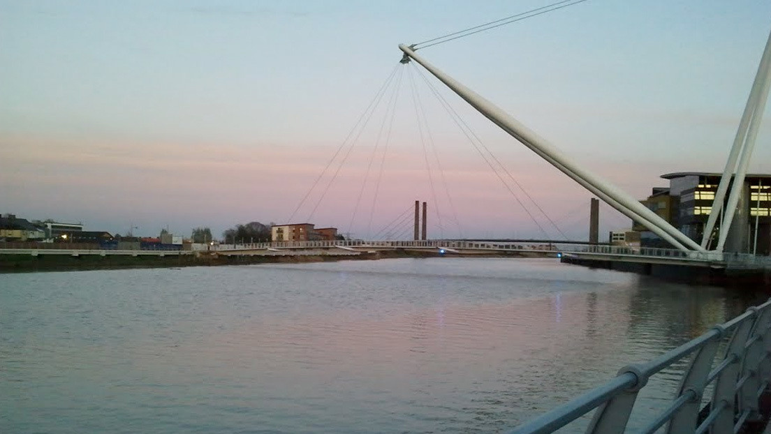 Un increíble 'timelapse' muestra cómo el nivel del agua de un río británico sube tanto que alcanza el puente durante la tormenta Dennis