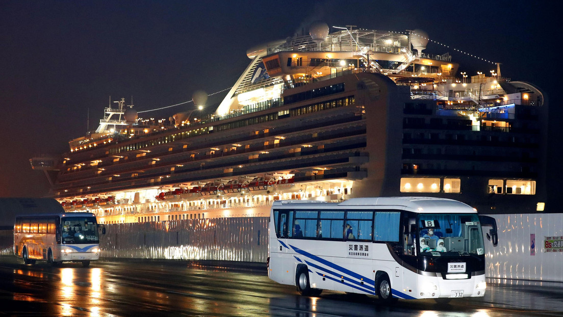 Empieza la evacuación de pasajeros del crucero puesto en cuarentena en un puerto de Japón debido al coronavirus