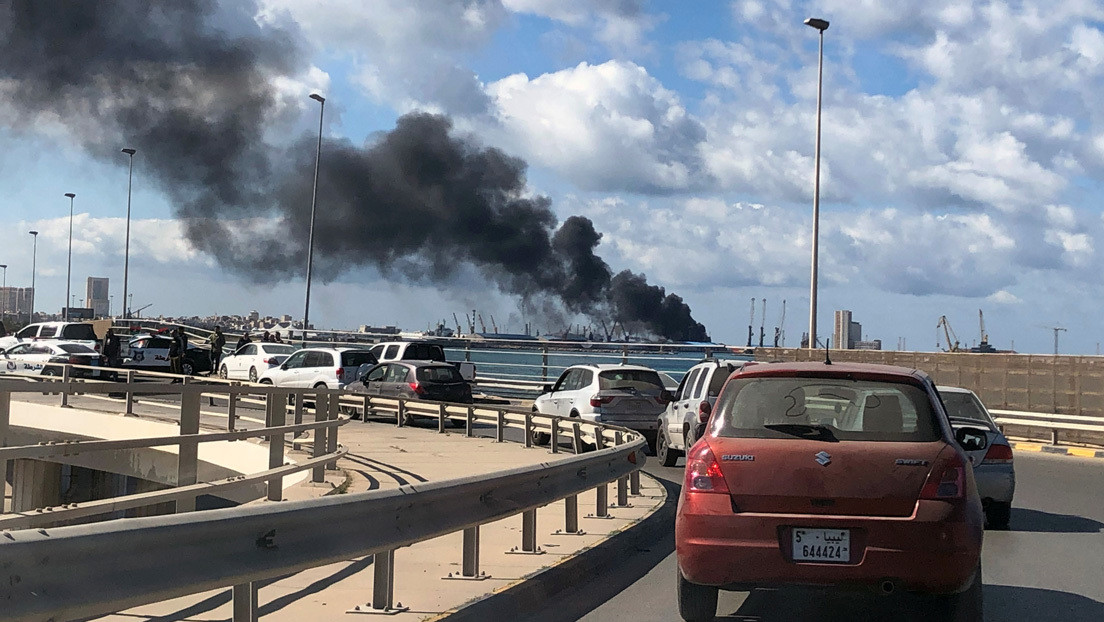 El Ejército Nacional Libio bombardea un carguero con armamento turco en el puerto de Trípoli (FOTOS, VIDEO)