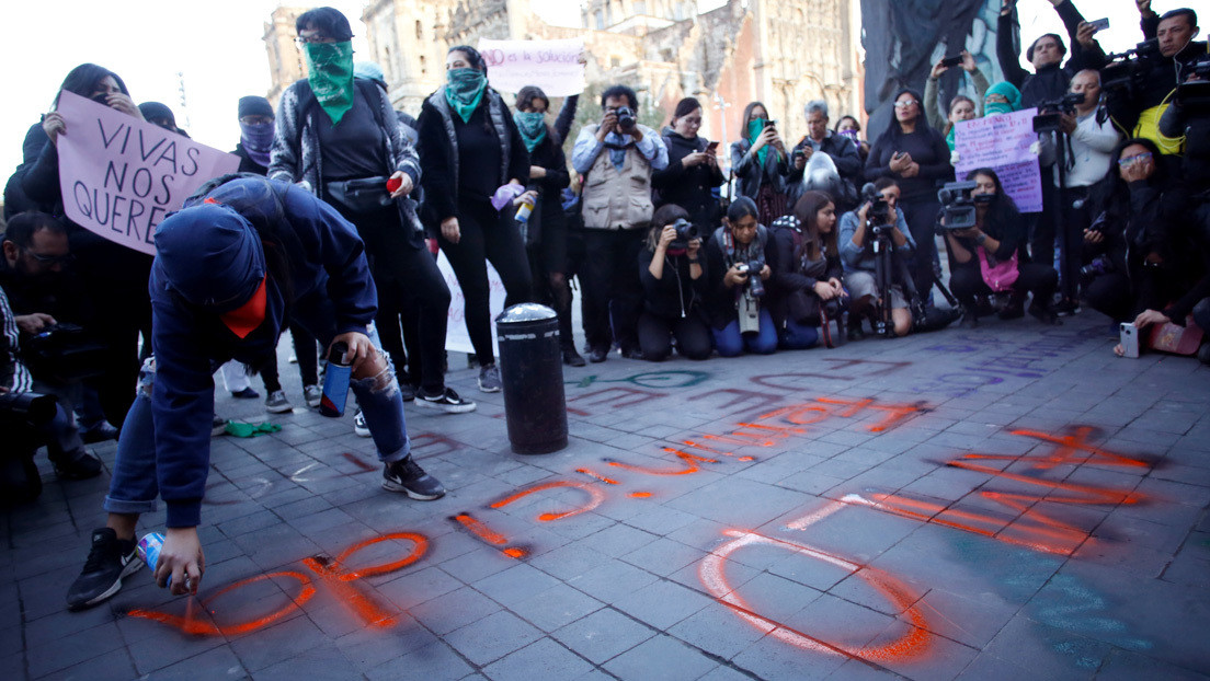 "La indiferencia mata": Mujeres mexicanas responden a López Obrador con más protestas y pintas contra los femicidios