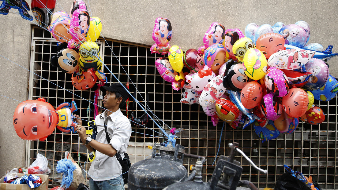 VIDEO: Un vendedor de globos acaba en el hospital con quemaduras de segundo grado por una 'broma'
