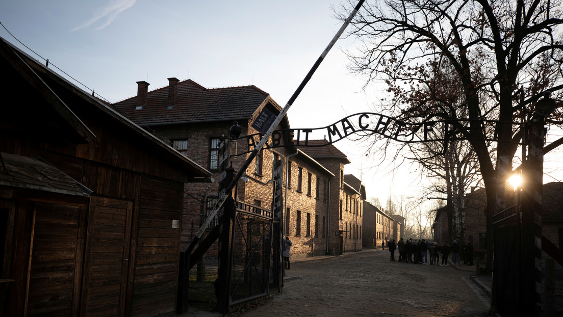 El Museo de Auschwitz critica a Amazon por vender libros antisemitas y por "inventar un juego falso de ajedrez humano" en su nueva serie