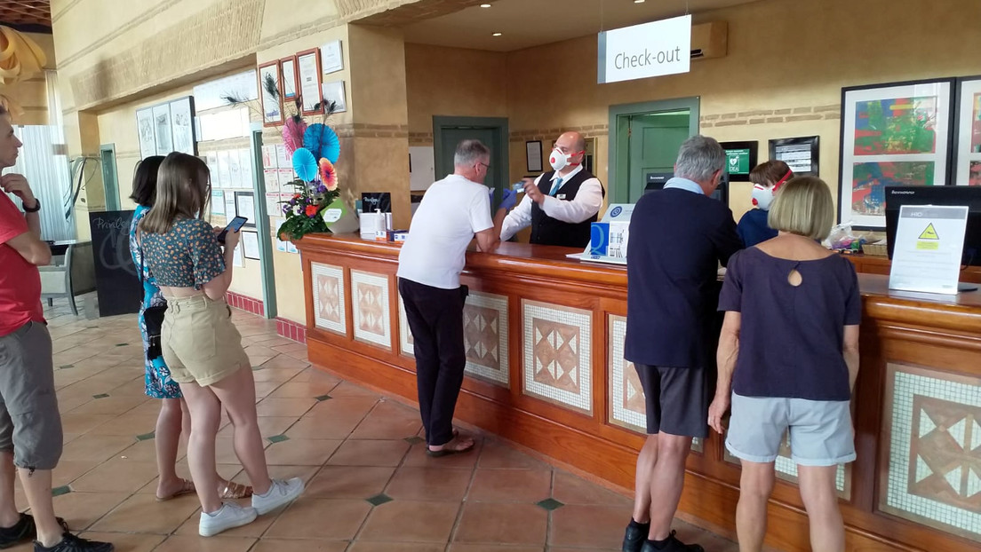 Quinto caso de coronavirus en España: la pareja del médico aislado en las Islas Canarias da positivo