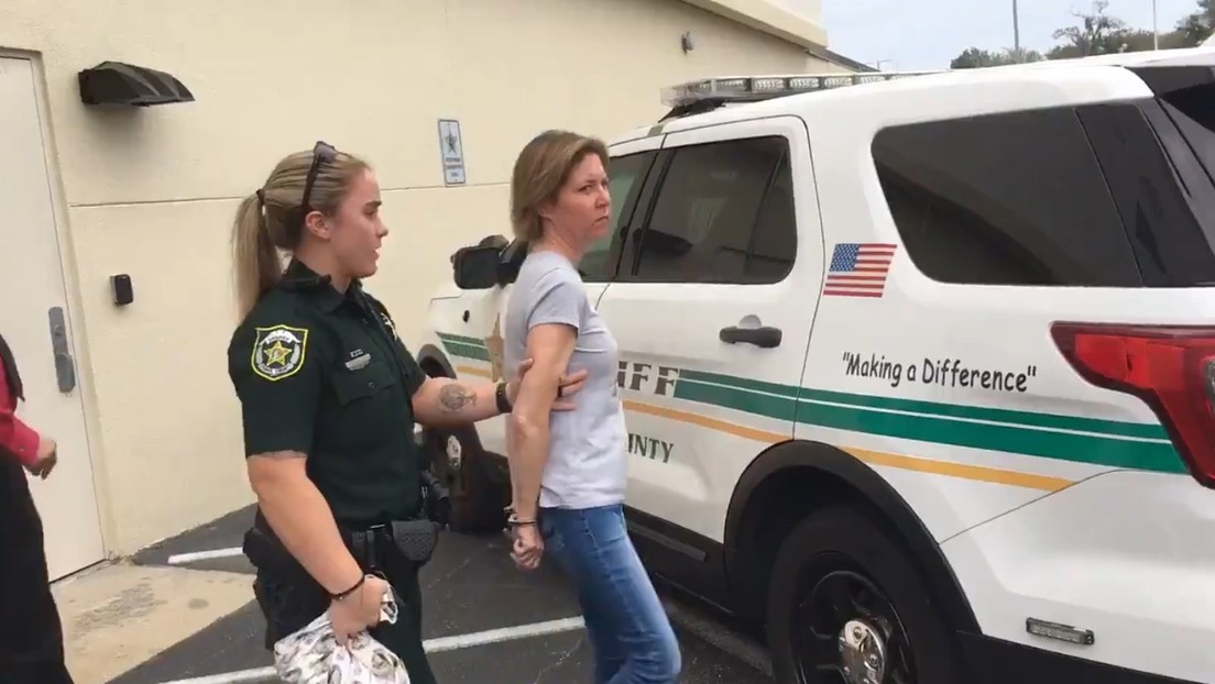 Arrestan a una mujer por encerrar a su novio en una maleta y dejar que se muriera