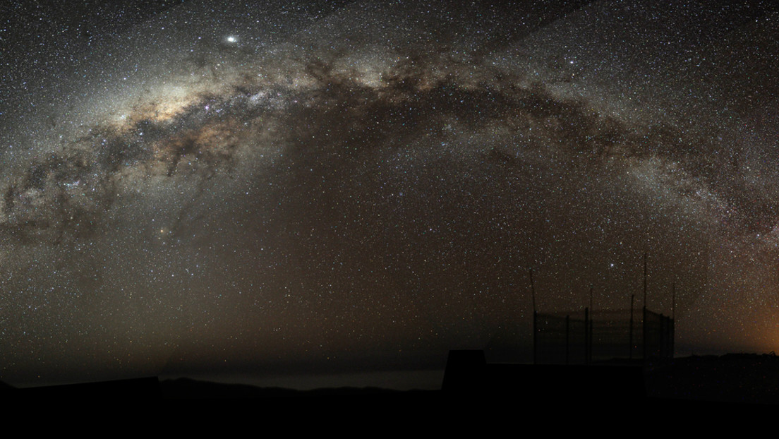 Un agujero negro supermasivo causó la mayor explosión jamás vista en el Universo, dejando un cráter donde cabrían 15 galaxias