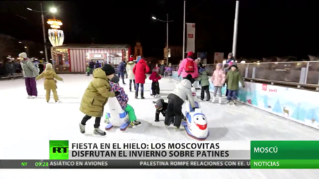 Los moscovitas disfrutan del invierno sobre patines