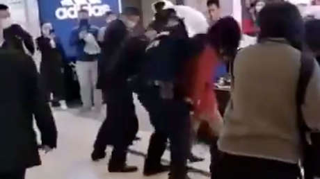 VIDEOS: Arrestan a una mujer en China por no usar mascarilla en un supermercado