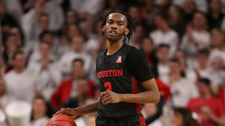 VIDEO: Un jugador de baloncesto muerde a un rival en la pierna mientras lucha por el balón