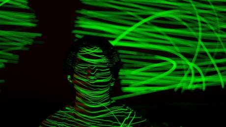 Un niño sufre daños irreparables en los ojos al mirar fijamente la luz de un puntero láser