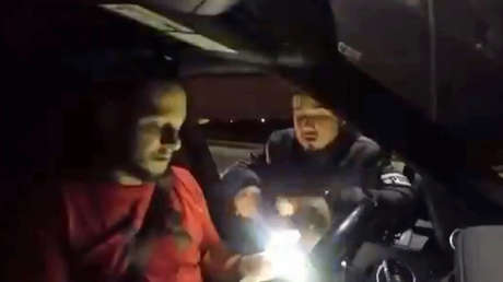 VIDEO: Miembros de un cártel cobran 1.000 dólares como cuota de "seguridad" a una familia que llega a México desde EE.UU.