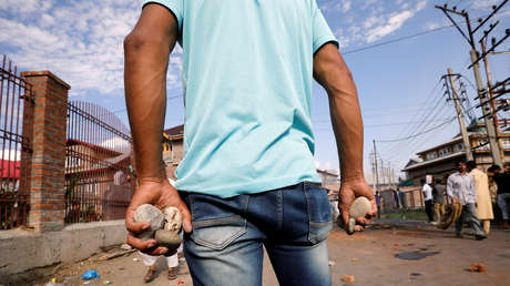 Decapita a su esposa en la India y camina varios kilómetros exhibiendo su cabeza