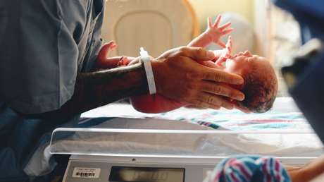 Separan a una madre de su bebé por dar un falso positivo en un análisis de drogas