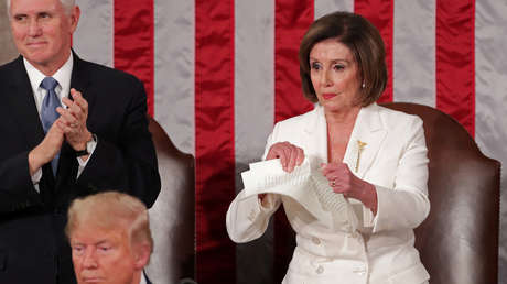 Pelosi rompe una copia del discurso de Trump justo detrás del mandatario (VIDEO)