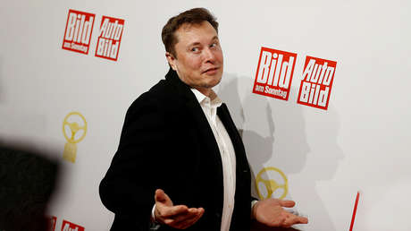 VIDEO: Un error de Tesla hace que el coche detecte un "fantasma" de Elon Musk como una persona real