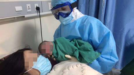 Primer caso de transmisión madre a hijo: diagnostican el coronavirus a un bebé nacido en Wuhan de una mujer infectada