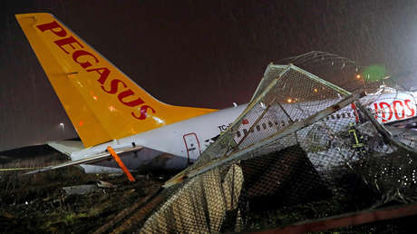 VIDEO: Un avión de pasajeros se sale de pista, se incendia y se parte en dos en Estambul