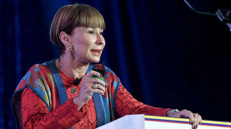 Una ministra colombiana revela que estudian una reforma para contratar "por horas" y reaviva la polémica sobre la precariedad laboral