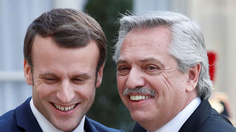 "Está desafinada": La reacción de Alberto Fernández al recibir una guitarra obsequiada por Macron (VIDEO)