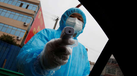 VIDEO: Paramédicos meten a un paciente por la fuerza en una ambulancia en medio del brote de coronavirus en China