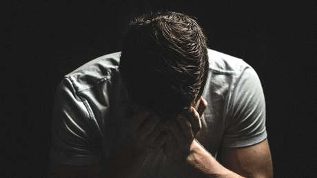 El abogado de un hombre acusado de asesinar brutalmente a un bebé rompe en llanto ante el tribunal (VIDEO)