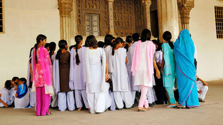 Una niña 'se petrifica' lentamente debido a una rara enfermedad