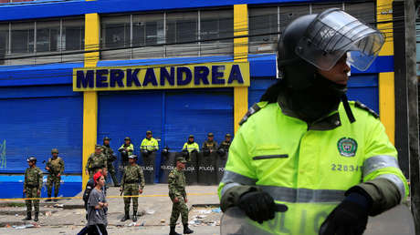 Encarcelan a un policía colombiano por violar a una joven que había sido detenida por entrar sin pagar en una estación de bus