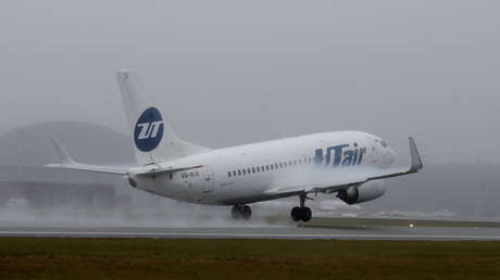 Un avión de pasajeros ruso aterriza 'de panza' por problemas con el tren de aterrizaje (VIDEO, FOTOS)