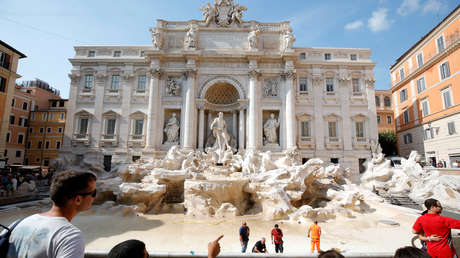 Aislarán la Fontana de Trevi con una barrera de vidrio para protegerla de los turistas