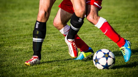 VIDEO: Un futbolista sufre un escalofriante choque contra una pared y tiene que esperar 40 minutos la llegada de la ambulancia