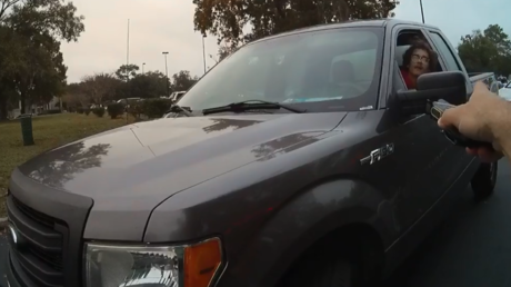 VIDEO: Policía amenaza con disparar a un estudiante cuando este intenta salir del colegio para ir al ortodoncista