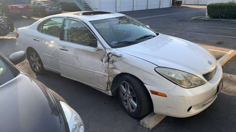 Va a la escena del crimen y encuentra el auto que dos días antes atropelló y mató a su esposa y se dio a la fuga