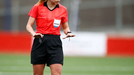 VIDEO: Una árbitra expulsa a un aficionado del estadio por insultar a las futbolistas durante un partido en Argentina