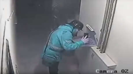 Condenan a 2 años y medio de cárcel al repartidor turco que escupió en una pizza antes de entregarla