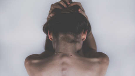 Una mujer logra escapar del hombre que la violó, golpeó y mantuvo encerrada por más de 30 años (y descubren a otras dos víctimas)