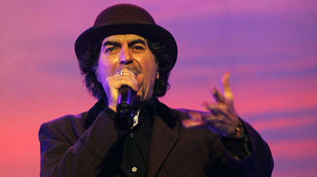 VIDEOS: Joaquín Sabina se cae del escenario durante un concierto en Madrid y es evacuado al hospital