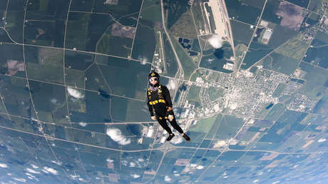 VIDEO: Ana Aponte, la paracaidista colombiana que vuela de cabeza y que busca romper dos nuevos récords