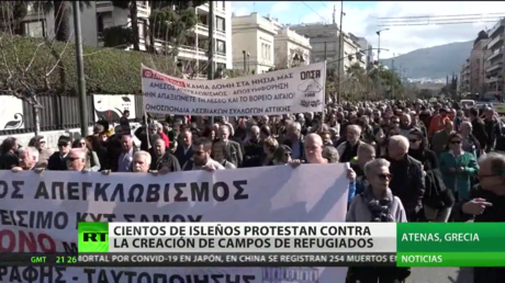 Residentes de las islas griegas se manifiestan en contra de la creación de campos de refugiados
