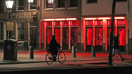 Ámsterdam prohíbe las excursiones guiadas por el Barrio Rojo y estudia vetar la venta de cannabis a los turistas